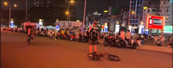 CSGT TPHCM xử phạt hai thanh thiếu niên điều khiển xe đạp bằng một bánh