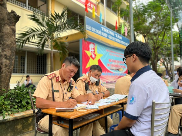 CSGT ‘bất ngờ’ kiểm tra nhiều bãi xe tại các trường học ở TP.Thủ Đức