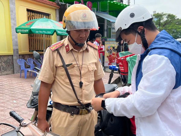 CSGT ‘bất ngờ’ kiểm tra nhiều bãi xe tại các trường học ở TP.Thủ Đức