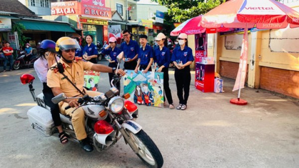 CSGT dùng môtô đặc chủng chở thí sinh về lấy giấy tờ để kịp thi tốt nghiệp THPT