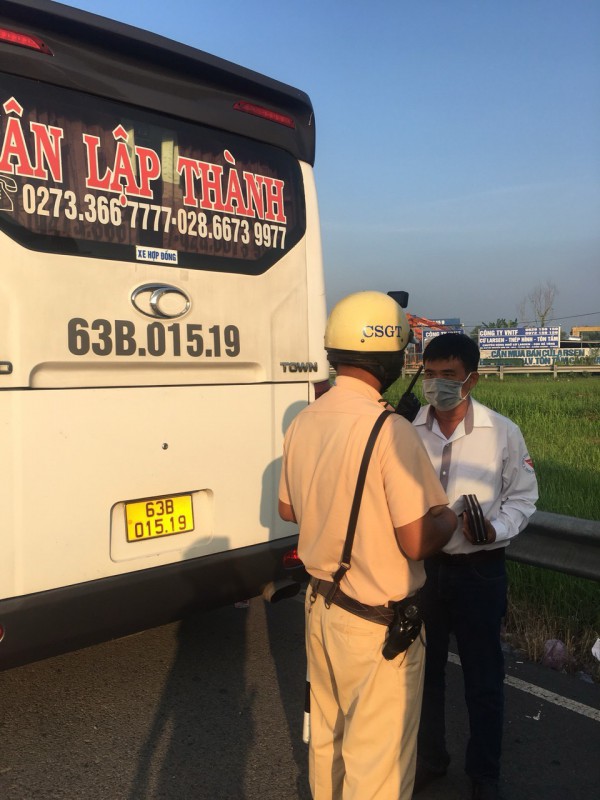 CSGT lập chốt kiểm tra nồng độ cồn tại cửa ngõ TPHCM