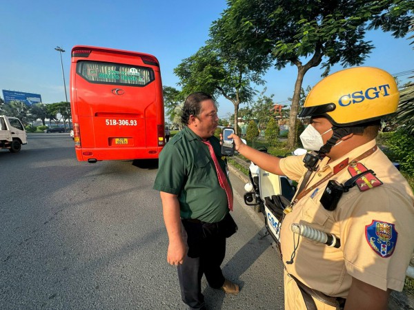 CSGT lập chốt kiểm tra nồng độ cồn tại cửa ngõ TPHCM