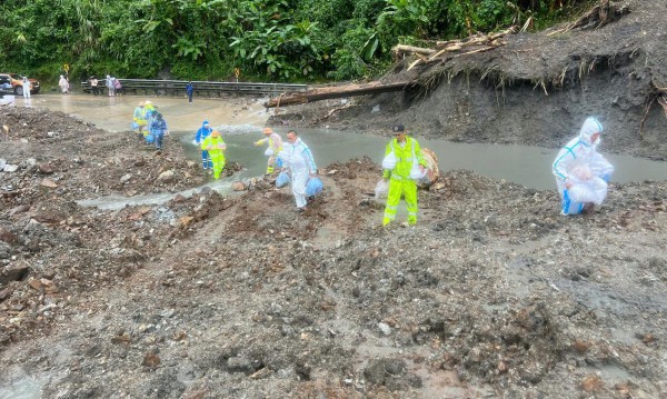 CSGT vượt đèo Lò Xo sạt lở nghiêm trọng để cứu trợ tài xế bị cô lập CSGT vượt đèo Lò Xo sạt lở nghiêm trọng để cứu trợ tài xế bị cô lập