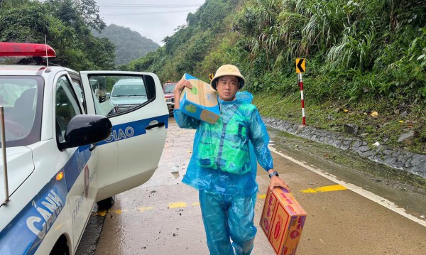 CSGT vượt đèo Lò Xo sạt lở nghiêm trọng để cứu trợ tài xế bị cô lập CSGT vượt đèo Lò Xo sạt lở nghiêm trọng để cứu trợ tài xế bị cô lập