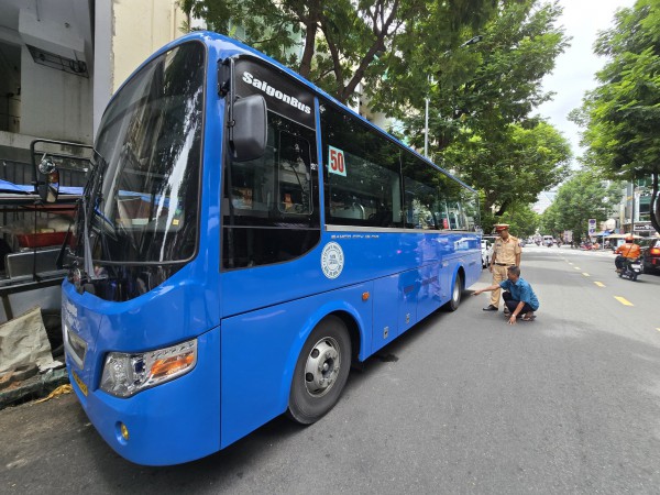 CSGT xử lý nghiêm tài xế xe buýt vượt ẩu tại vòng xoay Lăng Cha Cả