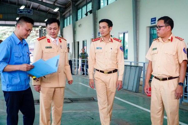 Cận cảnh cảnh sát giao thông trong ngày đầu làm đăng kiểm viên