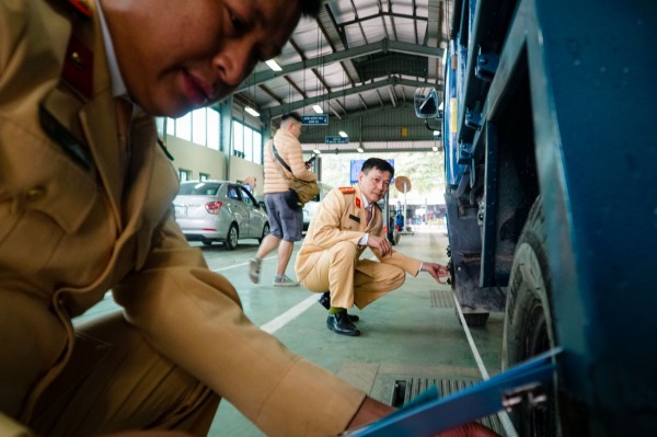 Cận cảnh cảnh sát giao thông trong ngày đầu làm đăng kiểm viên