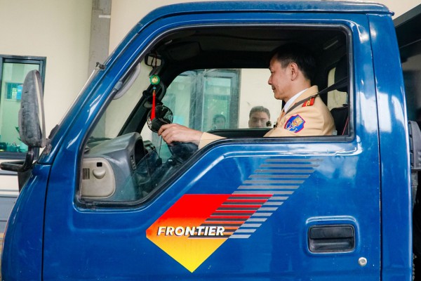 Cận cảnh cảnh sát giao thông trong ngày đầu làm đăng kiểm viên