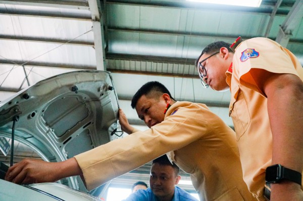 Cận cảnh cảnh sát giao thông trong ngày đầu làm đăng kiểm viên