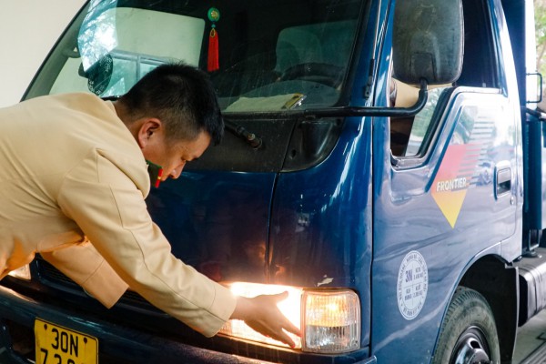 Cận cảnh cảnh sát giao thông trong ngày đầu làm đăng kiểm viên