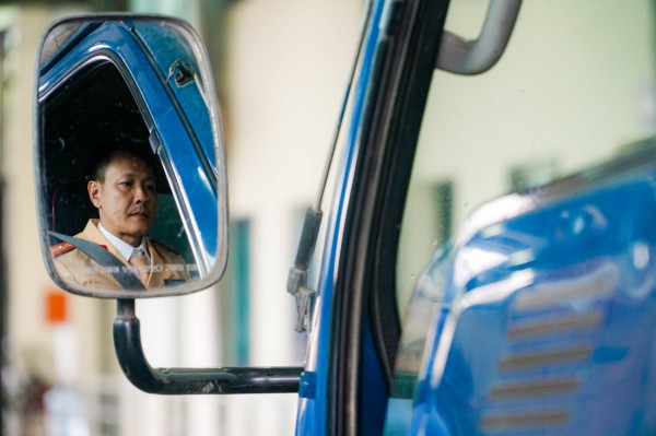 Cận cảnh cảnh sát giao thông trong ngày đầu làm đăng kiểm viên