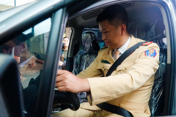 Cận cảnh cảnh sát giao thông trong ngày đầu làm đăng kiểm viên