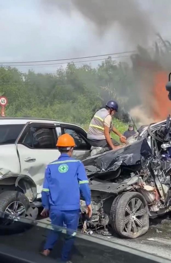 Cận cảnh hiện trường vụ nhiều ôtô tông liên hoàn trên dốc cầu Phú Mỹ, giao thông ùn tắc