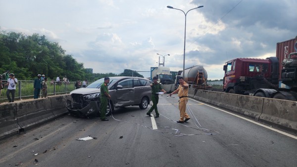 Cận cảnh hiện trường vụ nhiều ôtô tông liên hoàn trên dốc cầu Phú Mỹ, giao thông ùn tắc