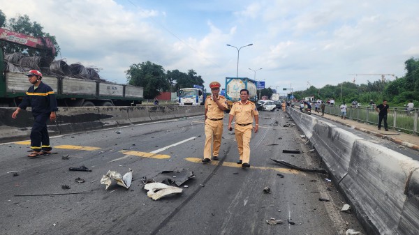 Cận cảnh hiện trường vụ nhiều ôtô tông liên hoàn trên dốc cầu Phú Mỹ, giao thông ùn tắc