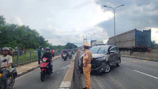 Cận cảnh hiện trường vụ nhiều ôtô tông liên hoàn trên dốc cầu Phú Mỹ, giao thông ùn tắc