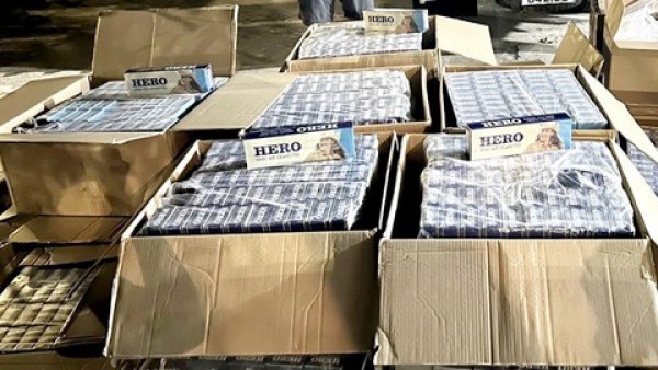 Cảnh sát chặn bắt xe tải chở 13.000 gói thuốc lá lậu trong đêm