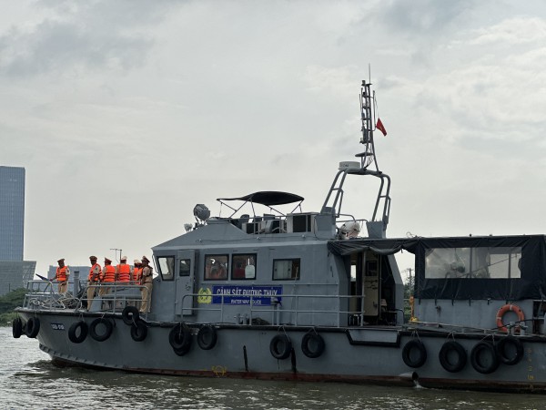 Cảnh sát đường thủy Công an TPHCM ra quân tổng kiểm tra, xử lý vi phạm