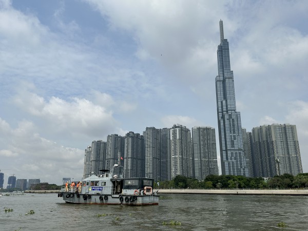 Cảnh sát đường thủy Công an TPHCM ra quân tổng kiểm tra, xử lý vi phạm