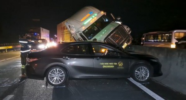 Cao tốc TPHCM - Trung Lương kẹt xe 6km vì tai nạn giữa xe đầu kéo và  xe 4 chỗ