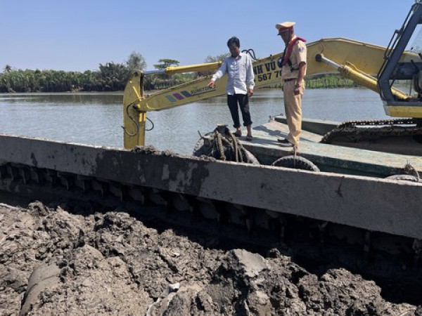 Cát sông khan hiếm, “đầu nậu” chuyển sang vét bùn trộm