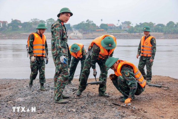 Cầu phao thay cầu Phong Châu đã được lắp đặt, ngày 30/9 xe có thể lưu thông