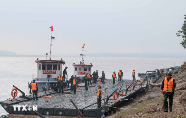 Cầu phao thay cầu Phong Châu đã được lắp đặt, ngày 30/9 xe có thể lưu thông