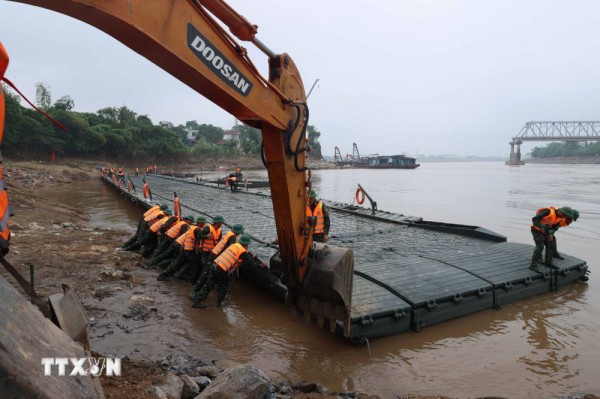 Cầu phao thay cầu Phong Châu đã được lắp đặt, ngày 30/9 xe có thể lưu thông