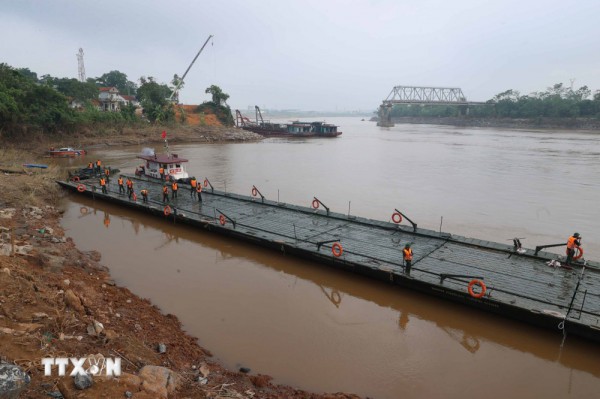 Cầu phao thay cầu Phong Châu đã được lắp đặt, ngày 30/9 xe có thể lưu thông