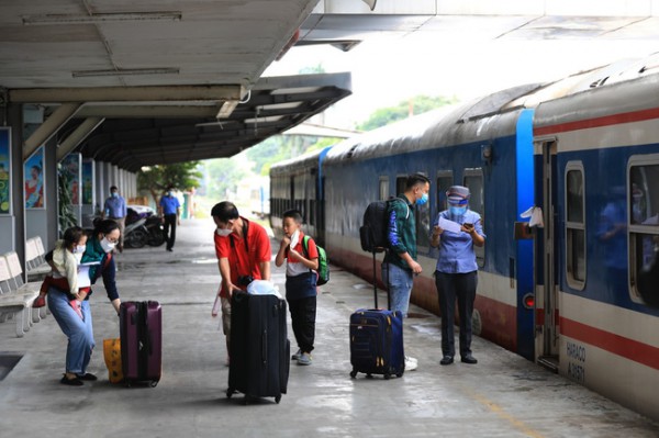 Chạy thêm hơn 20 chuyến tàu đi Vinh, Đà Nẵng cao điểm Tết Quý Mão