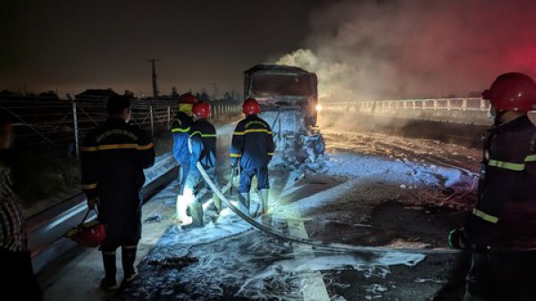 Cháy xe đầu kéo trên cao tốc, tài xế nhanh trí tháo rời đầu xe tránh thiệt hại cho thùng hàng