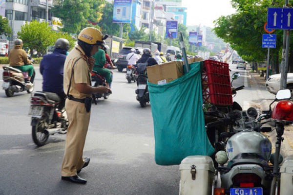 Chạy xe máy trên vỉa hè, thanh niên 