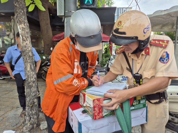 Chạy xe máy trên vỉa hè, thanh niên 