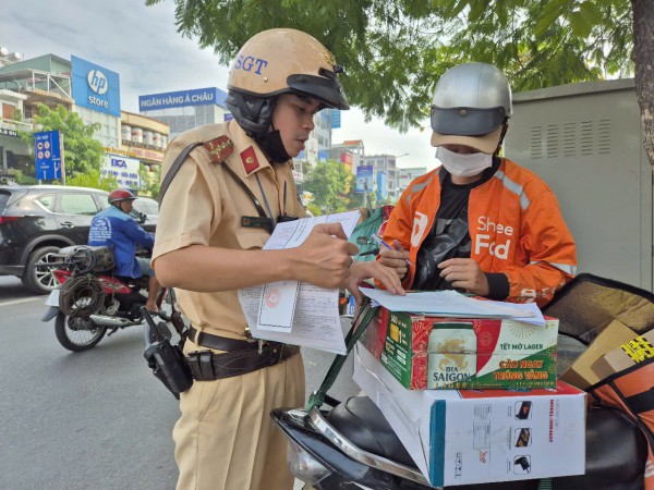 Chạy xe máy trên vỉa hè, thanh niên 