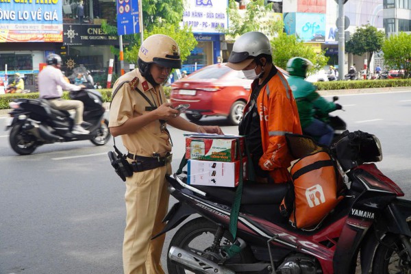 Chạy xe máy trên vỉa hè, thanh niên 