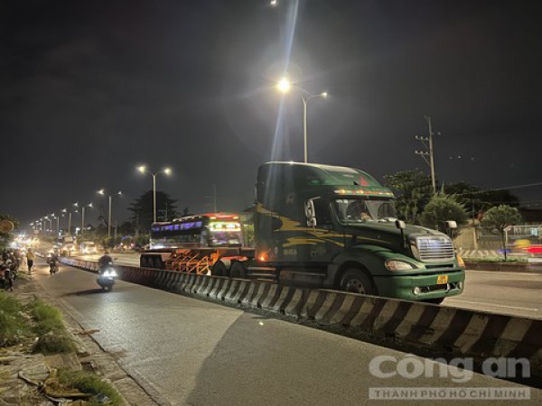 Chạy xe máy vào làn ô tô, người đàn ông bị xe đầu kéo tông tử vong