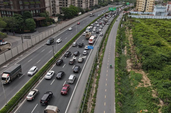 Chưa hết lễ, người dân đã trở lại, cửa ngõ Hà Nội ùn tắc nghiêm trọng