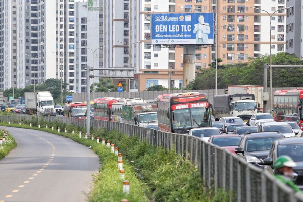 Chưa hết lễ, người dân đã trở lại, cửa ngõ Hà Nội ùn tắc nghiêm trọng