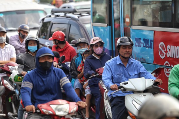 Chưa hết lễ, người dân đã trở lại, cửa ngõ Hà Nội ùn tắc nghiêm trọng