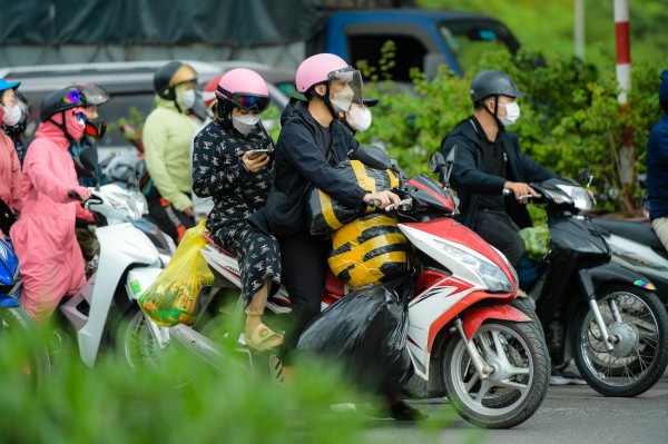 Chưa hết lễ, người dân đã trở lại, cửa ngõ Hà Nội ùn tắc nghiêm trọng