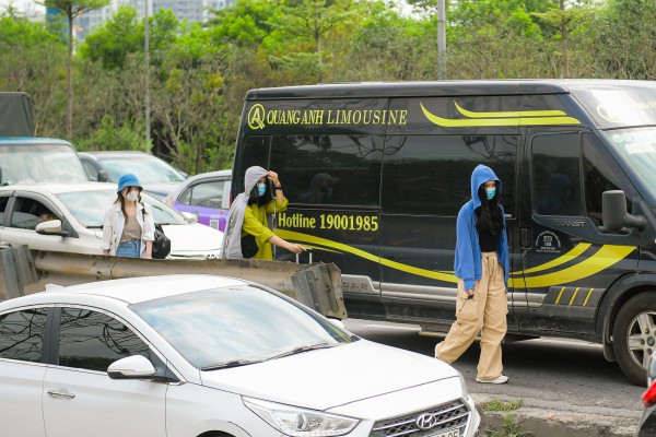 Chưa hết lễ, người dân đã trở lại, cửa ngõ Hà Nội ùn tắc nghiêm trọng
