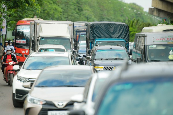 Chưa hết lễ, người dân đã trở lại, cửa ngõ Hà Nội ùn tắc nghiêm trọng