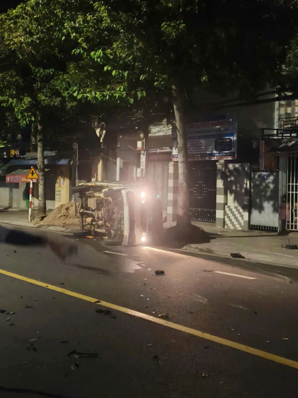 Clip mô tô phân khối lớn tông lật xe tải, thanh niên 23 tuổi trọng thương
