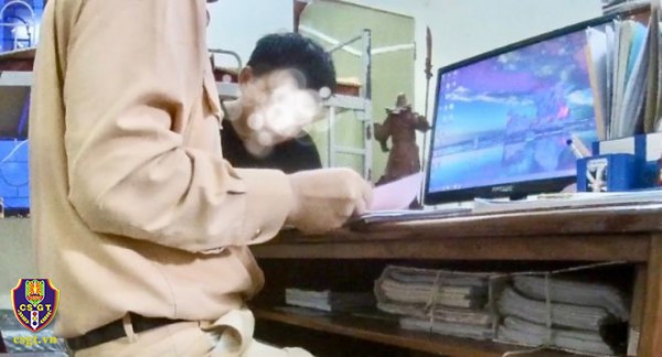 Cố tình đi lên cầu đường sắt khi có đèn đỏ, lái xe ô tô bị phạt 5 triệu đồng, tước GPLX 02 tháng Cố tình đi lên cầu đường sắt khi có đèn đỏ, lái xe ô tô bị phạt 5 triệu đồng, tước GPLX 02 tháng