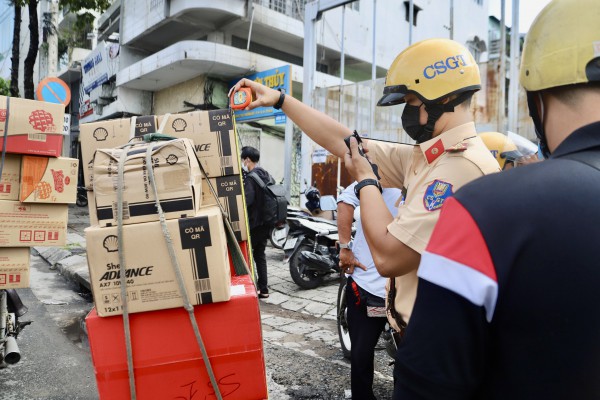Công an TPHCM: Đẩy mạnh xử lý xe 2, 3 bánh cũ nát, chở hàng cồng kềnh mất an toàn