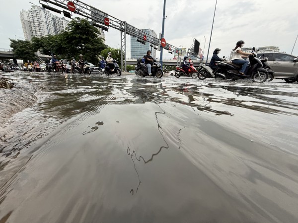 Công an TPHCM huy động lực lượng, phương tiện ứng phó, giúp nhân dân trong đợt triều cường lịch sử Công an TPHCM huy động lực lượng, phương tiện ứng phó, giúp nhân dân trong đợt triều cường lịch sử