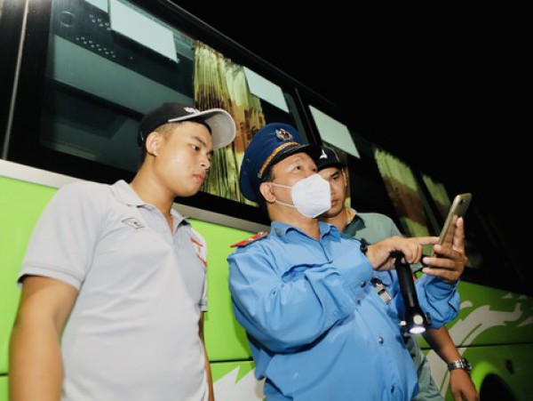 Công an TPHCM test ma tuý 50 tài xế ở Bến xe Miền Tây lúc rạng sáng