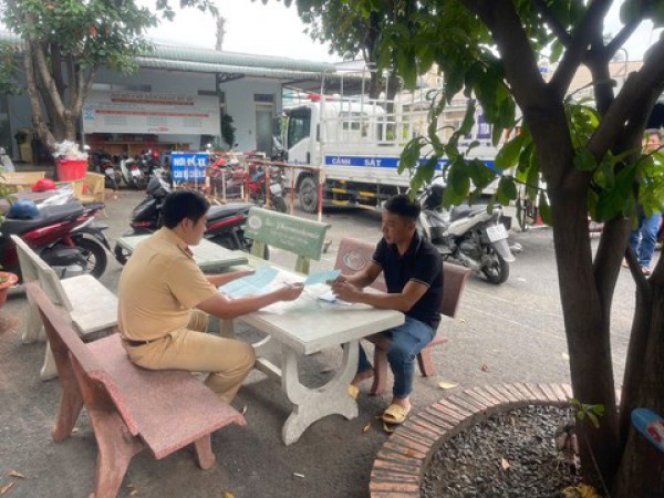 Công an TP.Thủ Đức phạt tài xế xe ben chở bùn rơi vãi trên đường Công an TP.Thủ Đức phạt tài xế xe ben chở bùn rơi vãi trên đường