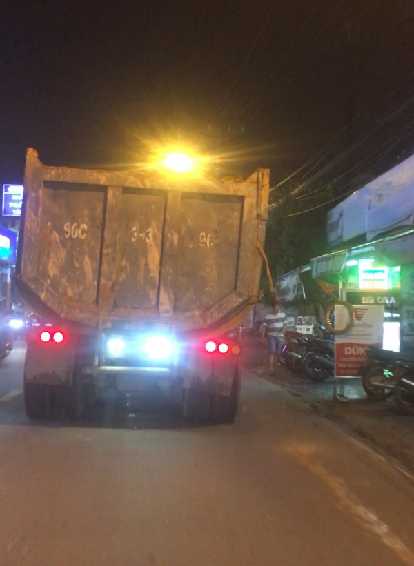Công an TP.Thủ Đức phạt tài xế xe ben chở bùn rơi vãi trên đường Công an TP.Thủ Đức phạt tài xế xe ben chở bùn rơi vãi trên đường