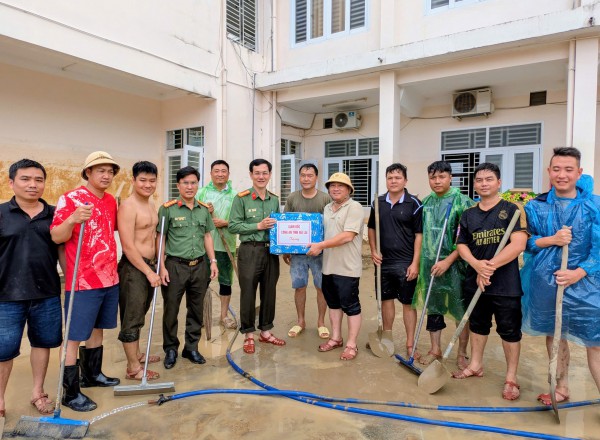 Công an tỉnh Gia Lai thăm hỏi, tri ân CBCS Công an TPHCM hỗ trợ khắc phục hậu quả mưa lũ Công an tỉnh Gia Lai thăm hỏi, tri ân CBCS Công an TPHCM hỗ trợ khắc phục hậu quả mưa lũ